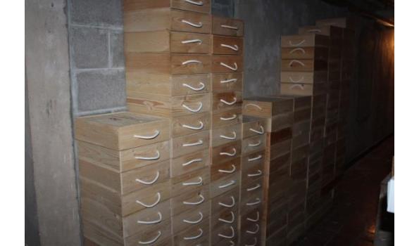 de resterende inhoud van de kelders best uit oa houten wijnkistjes ,decoratiemateriaal, wijnkoelers, 3 oude pc